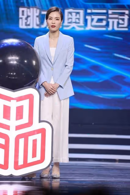 真不愧是「跳水皇后」,吳敏霞身穿緊身禮服,身段優美,氣質斐然