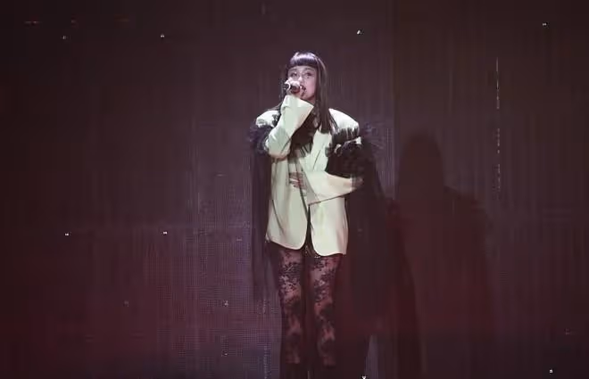 黃齡穿搭真大膽,淺色西裝配蕾絲褲,看著真挺讓人「心痒痒」