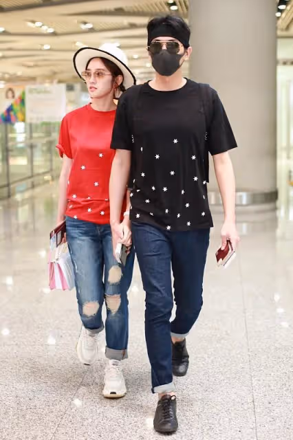 又相信愛情了,唐藝昕張若昀婚後真挺甜,情侶裝親密挽手,都是糖
