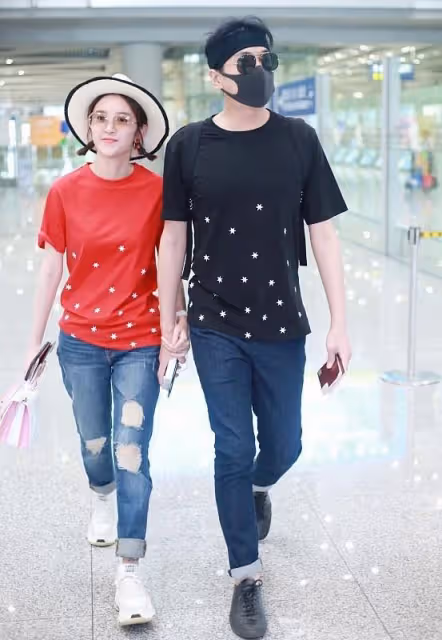 又相信愛情了,唐藝昕張若昀婚後真挺甜,情侶裝親密挽手,都是糖