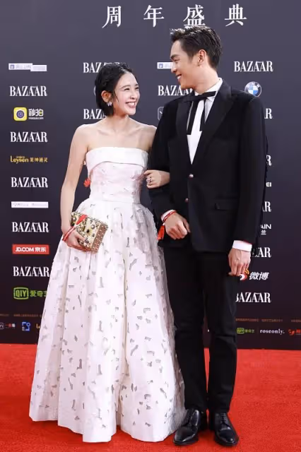 又相信愛情了,唐藝昕張若昀婚後真挺甜,情侶裝親密挽手,都是糖