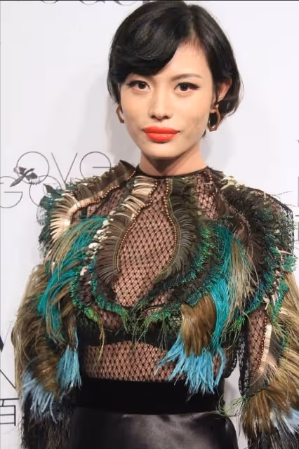 汪峰前妻葛薈婕不愧是超模,長相高級身材好,羽毛裙都能輕鬆駕馭