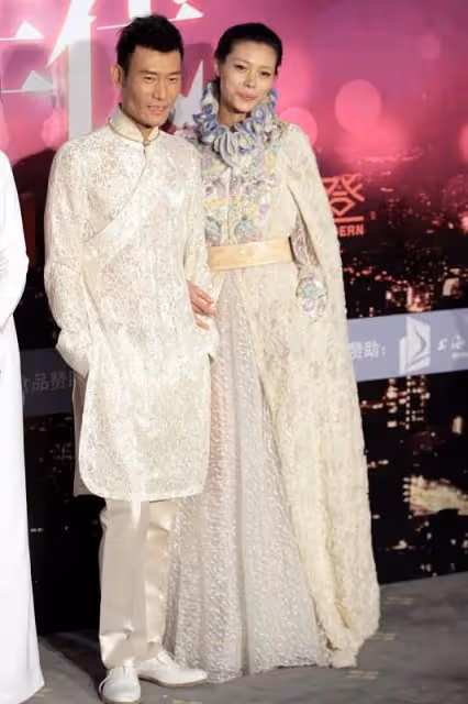 汪峰前妻葛薈婕不愧是超模,長相高級身材好,羽毛裙都能輕鬆駕馭