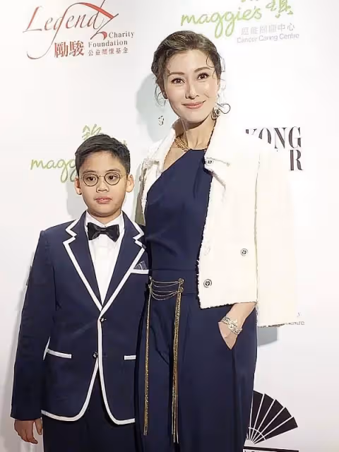 李嘉欣不愧是模特,即使老了還是那麼有氣質,隨意披著外套都很美