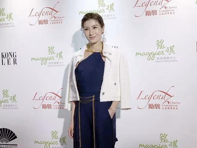 李嘉欣不愧是模特,即使老了還是那麼有氣質,隨意披著外套都很美