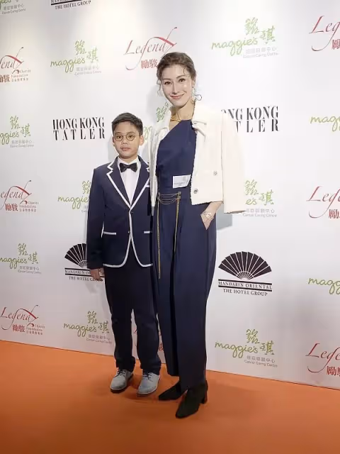 李嘉欣不愧是模特,即使老了還是那麼有氣質,隨意披著外套都很美