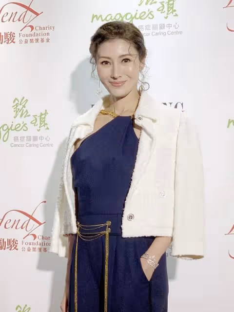 李嘉欣不愧是模特,即使老了還是那麼有氣質,隨意披著外套都很美