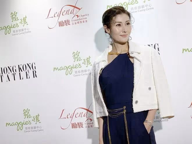 李嘉欣不愧是模特,即使老了還是那麼有氣質,隨意披著外套都很美
