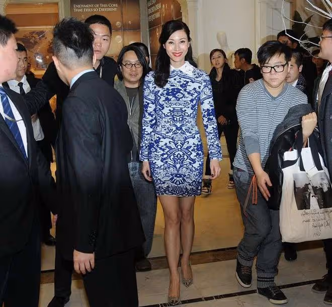 李嘉欣不愧是模特,即使老了還是那麼有氣質,隨意披著外套都很美