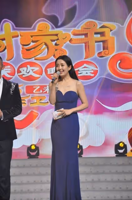 年近50的楊童舒美貌不變,身穿中國風裙裝配長發,優雅又大氣