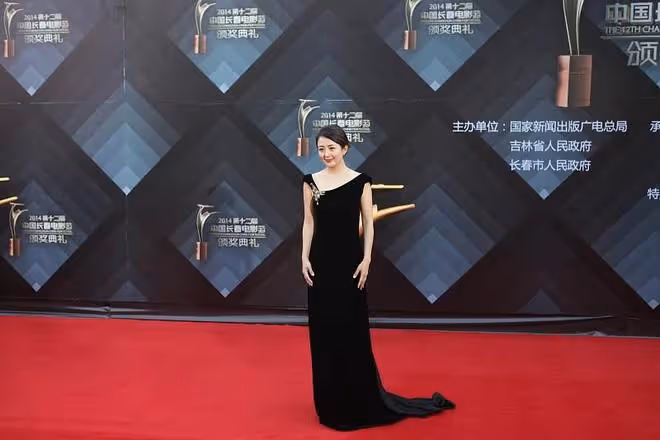 年近50的楊童舒美貌不變,身穿中國風裙裝配長發,優雅又大氣