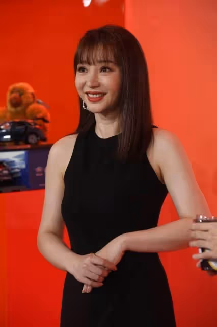 柳岩有點老了,法令紋明顯,但魅力不減,身穿黑色長裙身材真好