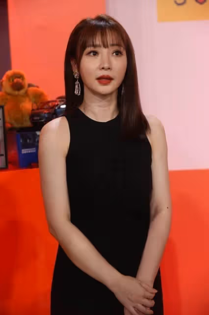 柳岩有點老了,法令紋明顯,但魅力不減,身穿黑色長裙身材真好