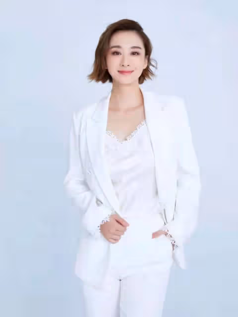 「古裝美女」穆婷婷變化不大,身穿白色西裝配短髮,優雅又幹練
