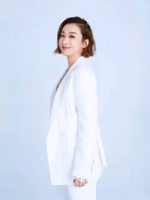 「古裝美女」穆婷婷變化不大,身穿白色西裝配短髮,優雅又幹練