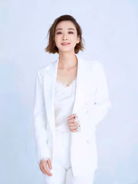 「古裝美女」穆婷婷變化不大,身穿白色西裝配短髮,優雅又幹練