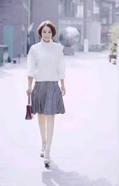 「古裝美女」穆婷婷變化不大,身穿白色西裝配短髮,優雅又幹練