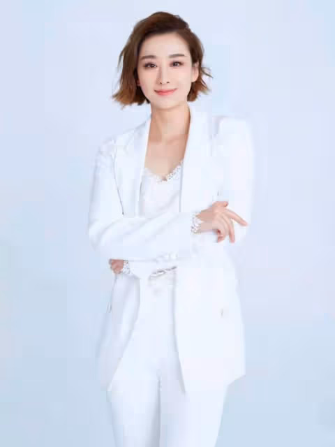 「古裝美女」穆婷婷變化不大,身穿白色西裝配短髮,優雅又幹練