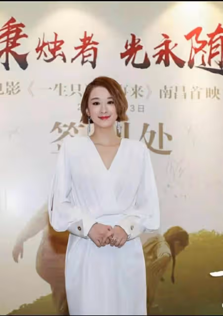 「古裝美女」穆婷婷變化不大,身穿白色西裝配短髮,優雅又幹練