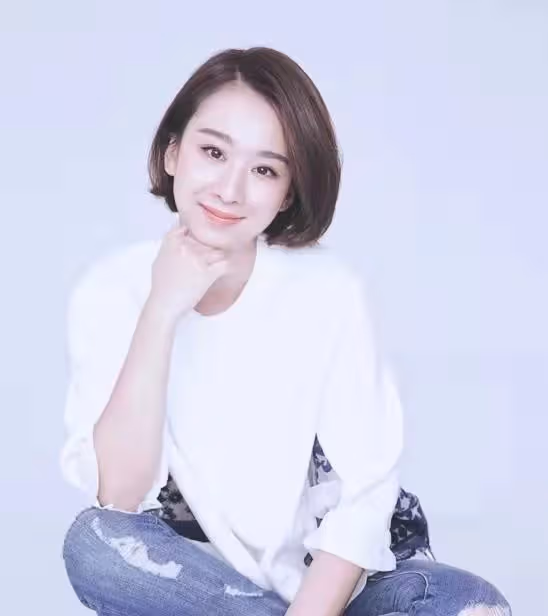 「古裝美女」穆婷婷變化不大,身穿白色西裝配短髮,優雅又幹練