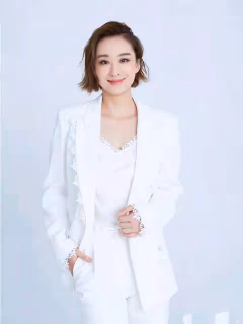 「古裝美女」穆婷婷變化不大,身穿白色西裝配短髮,優雅又幹練