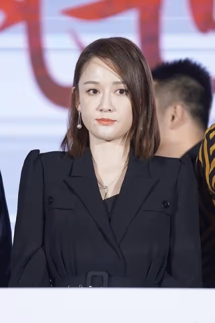 「百變偶像派」陳喬恩真的很會穿,身穿簡約黑色連衣裙,優雅大氣