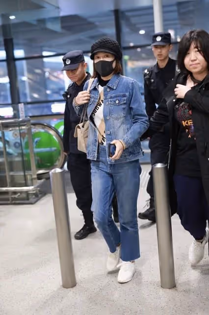 「百變偶像派」陳喬恩真的很會穿,身穿簡約黑色連衣裙,優雅大氣