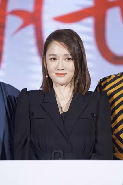 「百變偶像派」陳喬恩真的很會穿,身穿簡約黑色連衣裙,優雅大氣