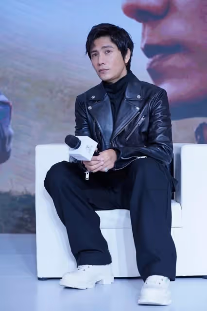 陳坤身穿黑色皮衣,配上金色耳環,真是又痞又帥,太迷人了