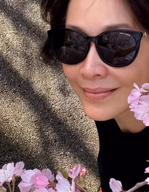 劉嘉玲帶弟弟全家踏青，79歲母親變瘦了，老人面色紅潤氣質好