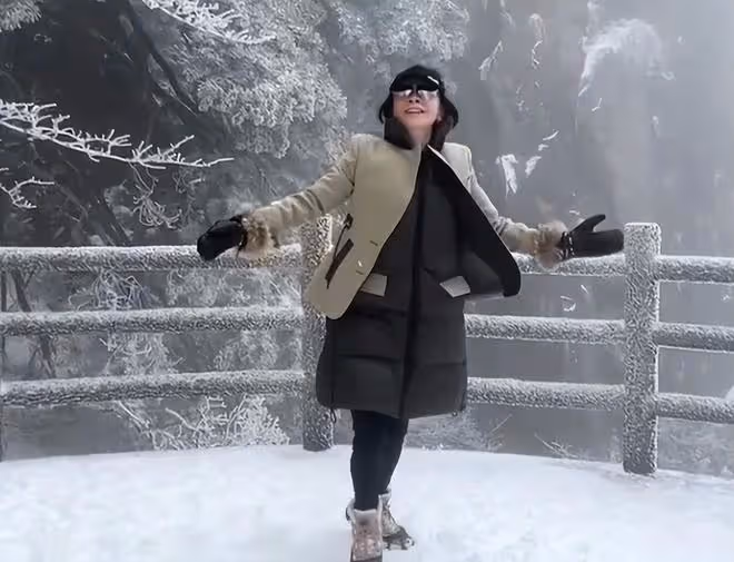 劉嘉玲帶弟弟全家踏青，79歲母親變瘦了，老人面色紅潤氣質好