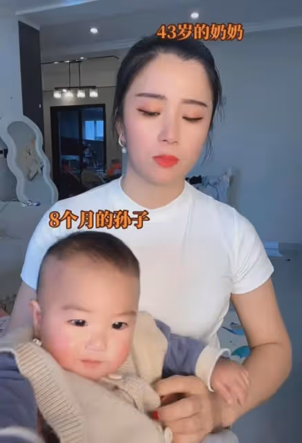 43歲奶奶全職在家裡看孫子，伺候3個人一臉生無可戀，曬顏值亮了