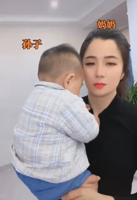 43歲奶奶全職在家裡看孫子，伺候3個人一臉生無可戀，曬顏值亮了