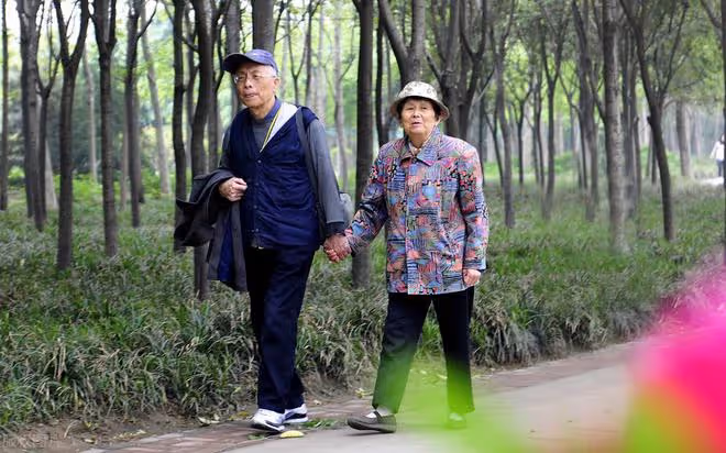 分別和家裡4位老人同住後，我終於知道為啥有些老人會越老越沒錢