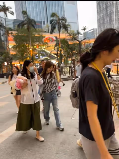 郭晶晶霍啟剛帶子女回內地老家排場大，背8萬名牌包，一群人陪逛