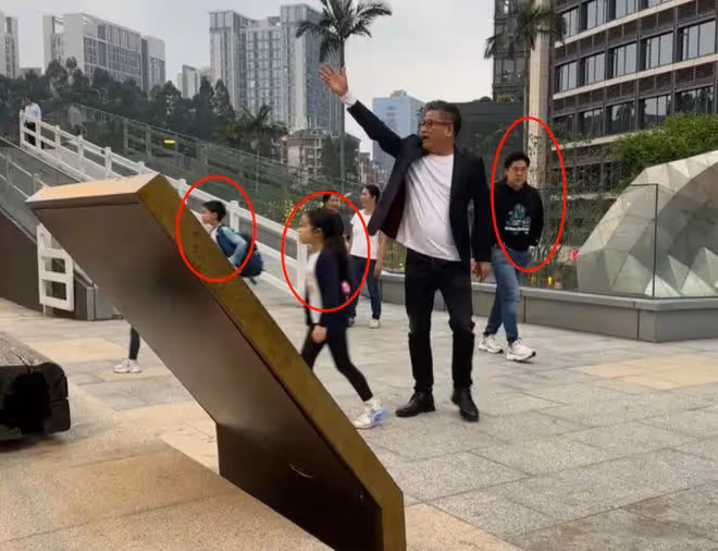 郭晶晶霍啟剛帶子女回內地老家排場大，背8萬名牌包，一群人陪逛