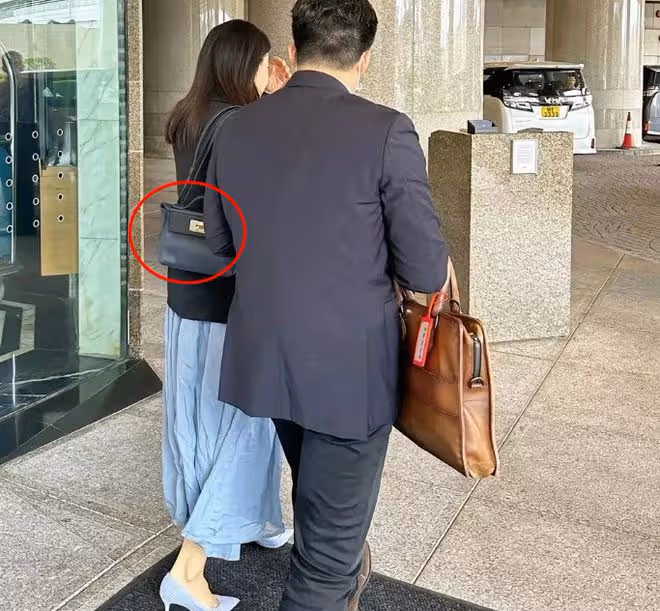 郭晶晶霍啟剛帶子女回內地老家排場大，背8萬名牌包，一群人陪逛