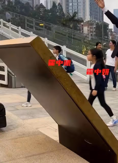 郭晶晶霍啟剛帶子女回內地老家排場大，背8萬名牌包，一群人陪逛