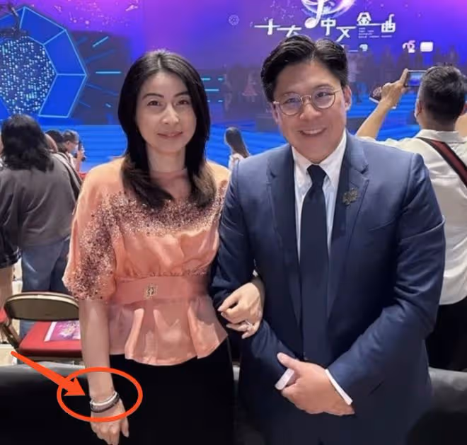 郭晶晶霍啟剛帶子女回內地老家排場大，背8萬名牌包，一群人陪逛