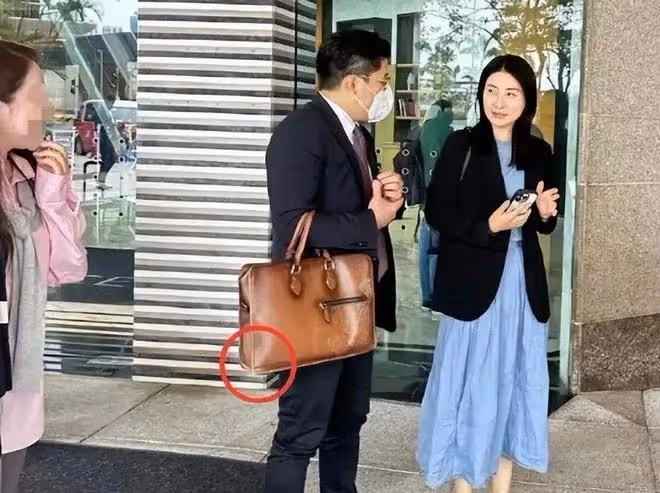 郭晶晶霍啟剛帶子女回內地老家排場大，背8萬名牌包，一群人陪逛