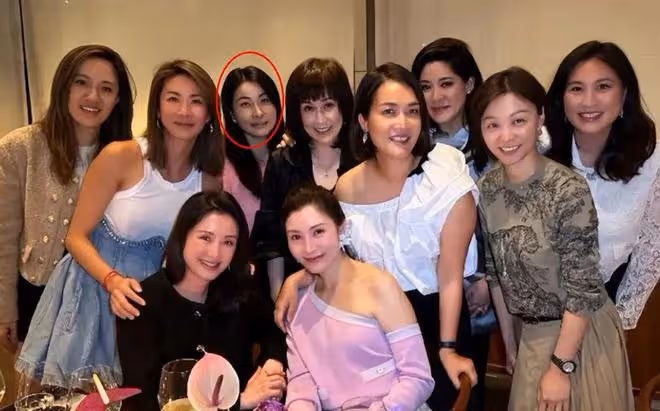 郭晶晶霍啟剛帶子女回內地老家排場大，背8萬名牌包，一群人陪逛