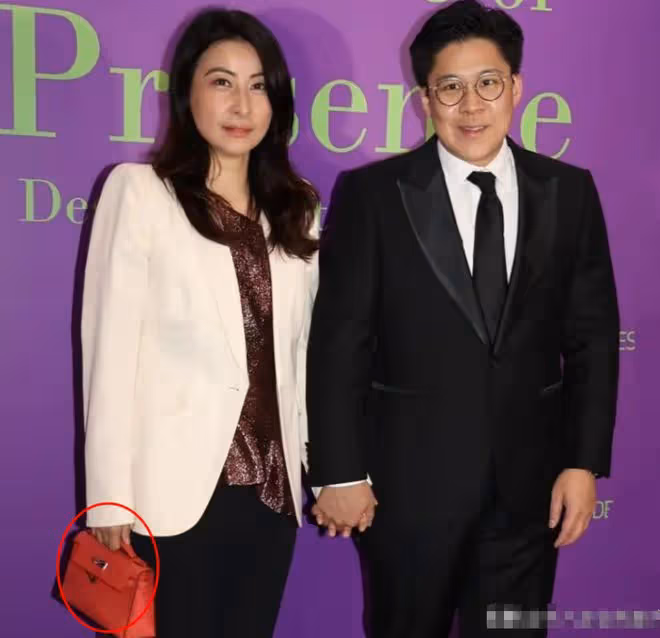 郭晶晶霍啟剛帶子女回內地老家排場大，背8萬名牌包，一群人陪逛