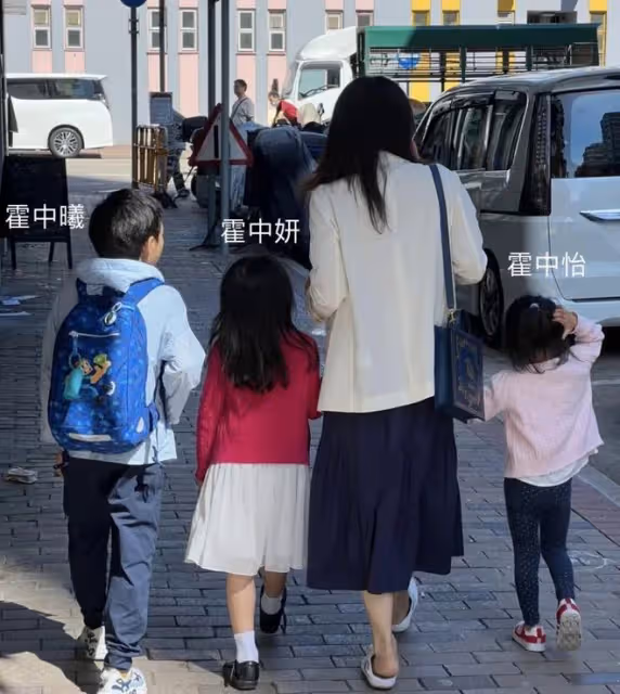郭晶晶霍啟剛帶子女回內地老家排場大，背8萬名牌包，一群人陪逛