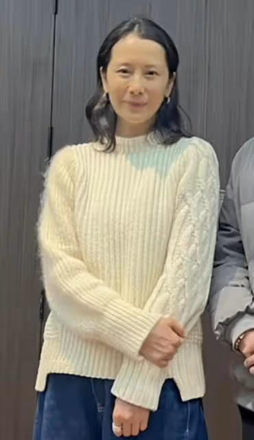47歲海清生圖蒼老認不出，髮際線高幹癟鬆弛，自然衰老卻被誇
