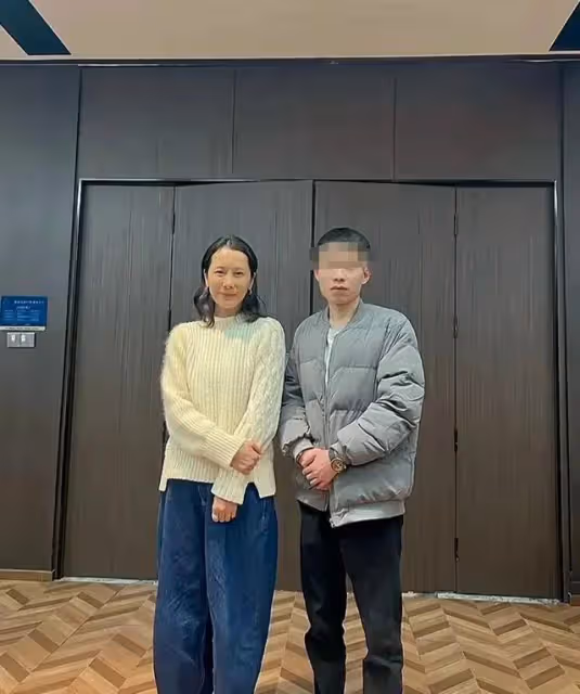 47歲海清生圖蒼老認不出，髮際線高幹癟鬆弛，自然衰老卻被誇