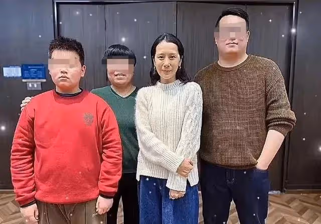 47歲海清生圖蒼老認不出，髮際線高幹癟鬆弛，自然衰老卻被誇