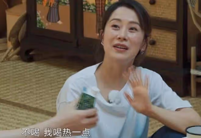 47歲海清生圖蒼老認不出，髮際線高幹癟鬆弛，自然衰老卻被誇