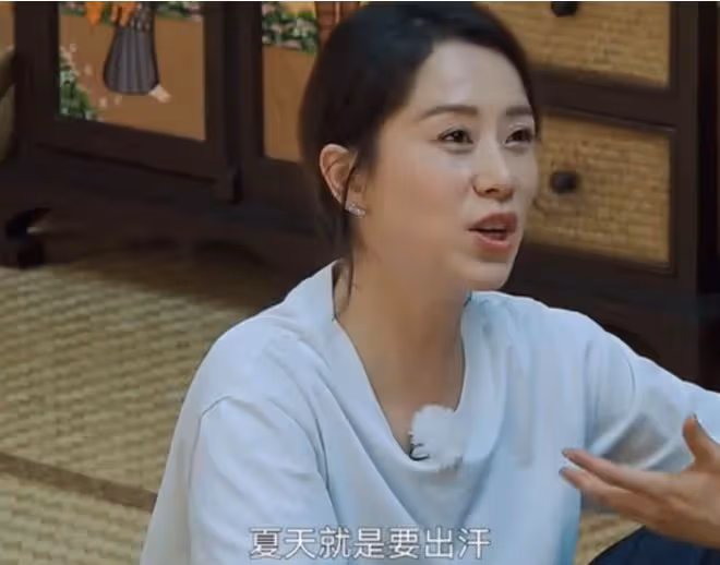 47歲海清生圖蒼老認不出，髮際線高幹癟鬆弛，自然衰老卻被誇