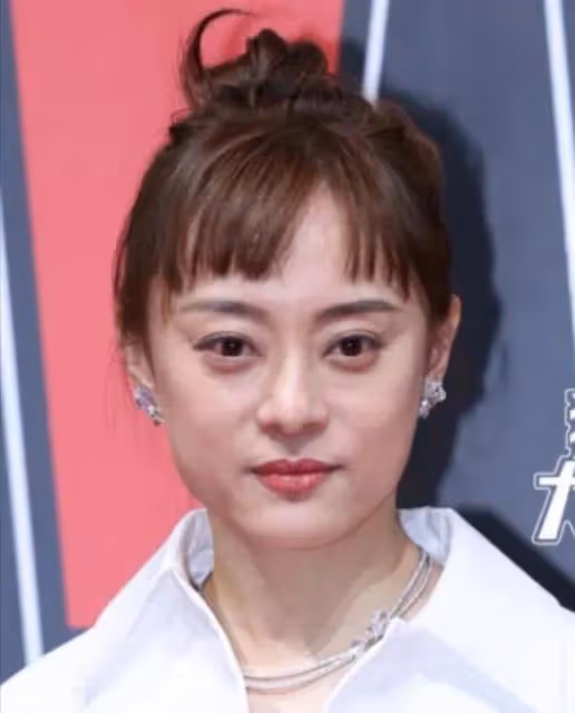 47歲海清生圖蒼老認不出，髮際線高幹癟鬆弛，自然衰老卻被誇