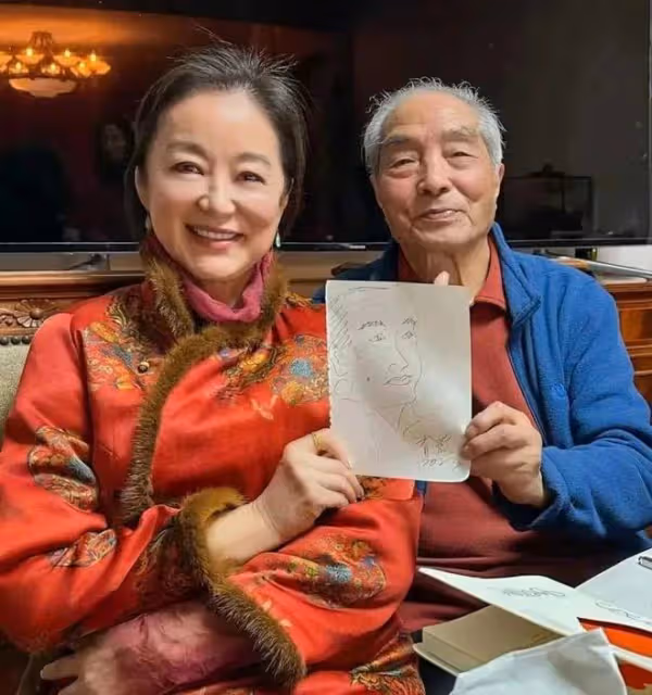 47歲海清生圖蒼老認不出，髮際線高幹癟鬆弛，自然衰老卻被誇